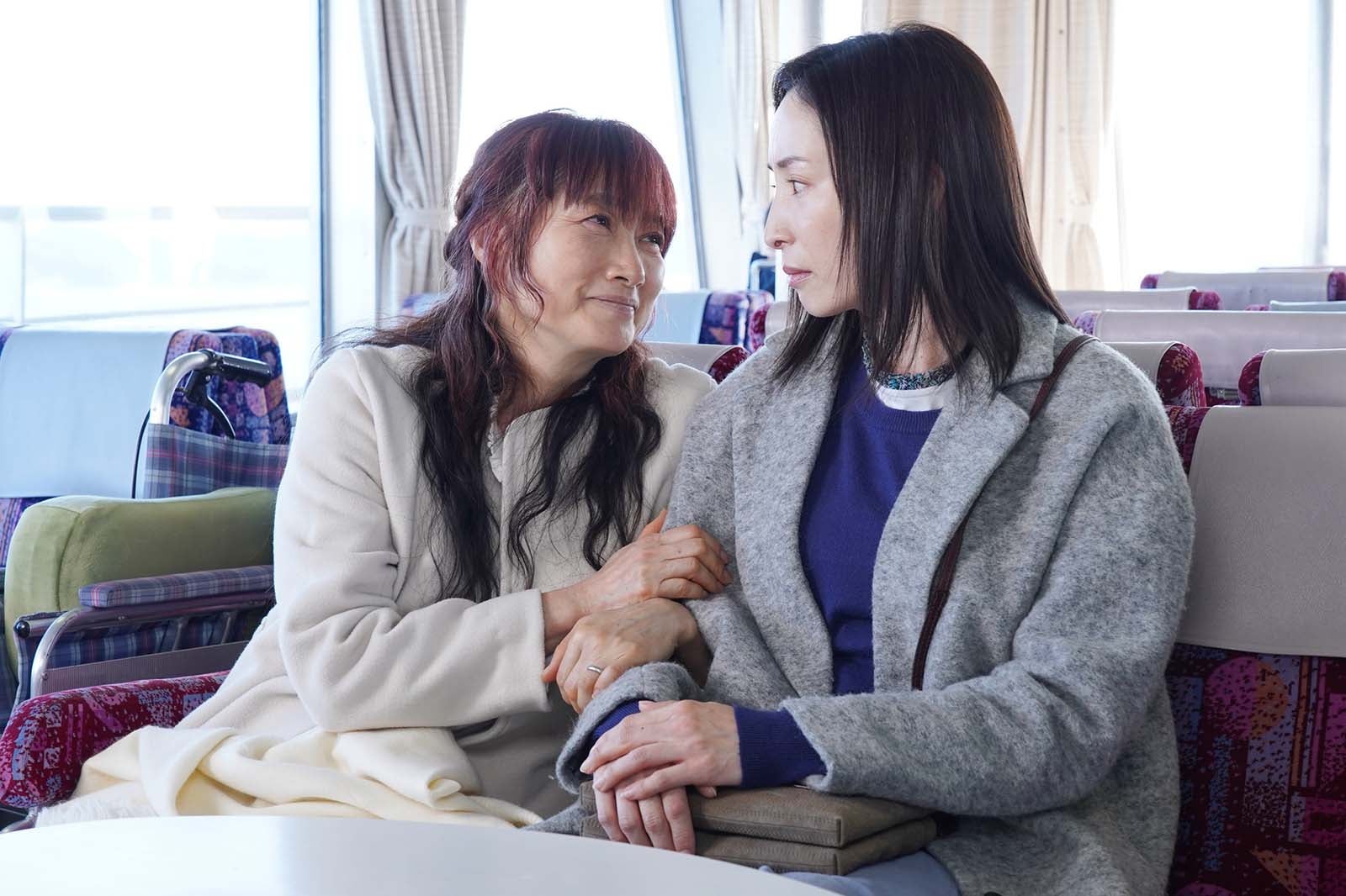 余貴美子、真飛聖「君が心をくれたから」第6話より（C）フジテレビ