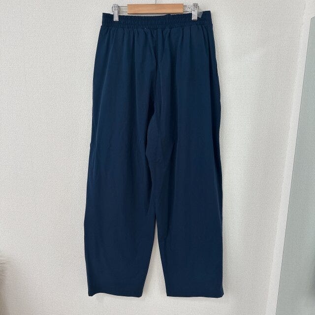 ユニクロ　ウルトラストレッチアクティブワイドパンツ　NAVY　後ろ側
