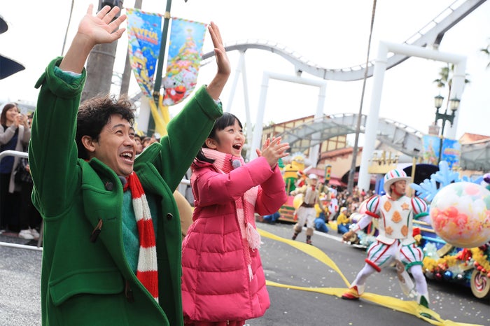 『ミニオン・ハチャメチャ・クリスマス・パーティ』を体験する大泉洋、横溝菜帆／画像提供:ユニバーサル・スタジオ・ジャパン