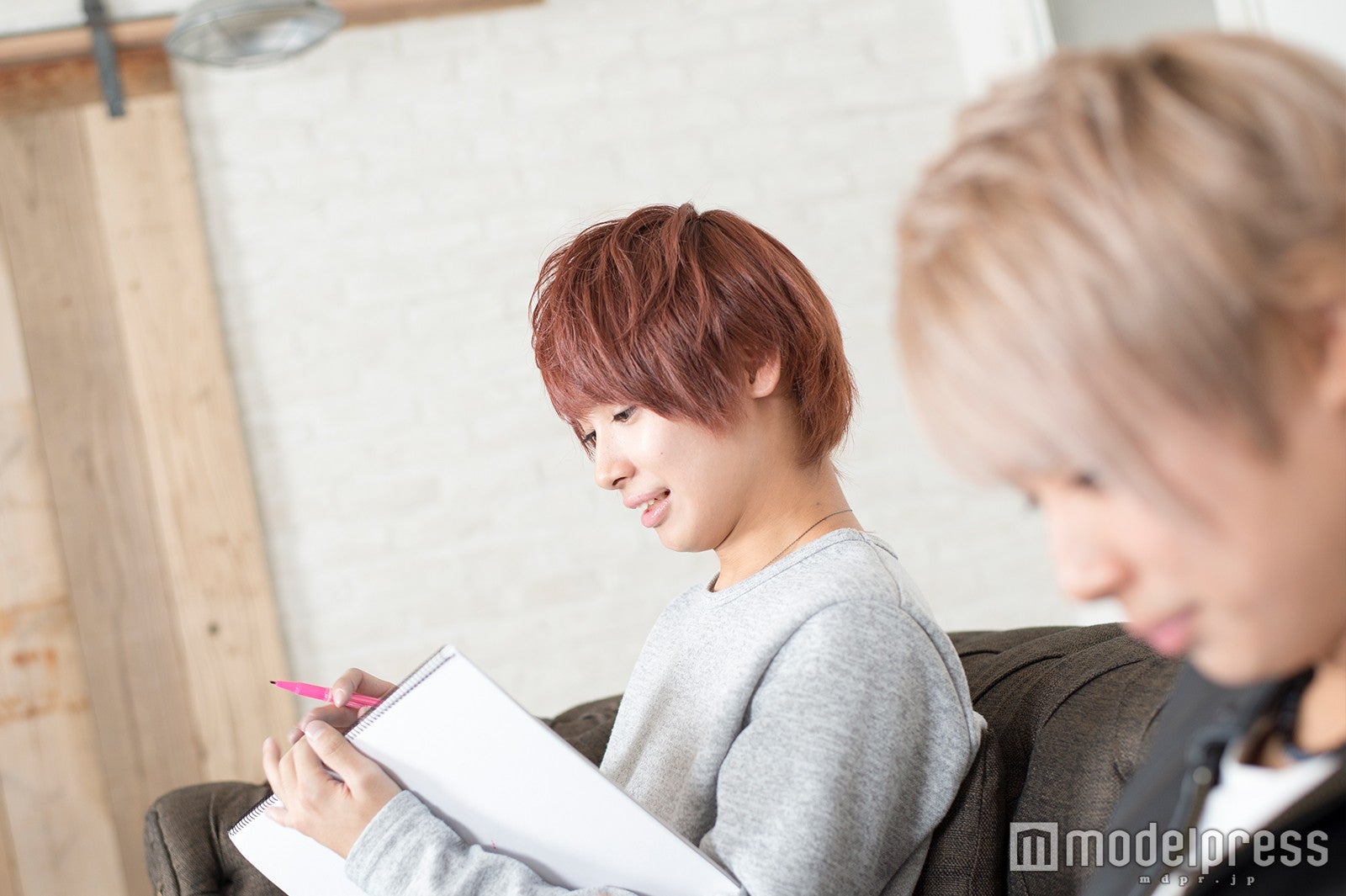 絵心対決に夢中の2人（C）モデルプレス