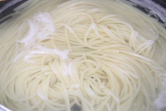 ダイソー まぜCiao!海老トマトクリーム パスタを茹でてダイソーのまぜCiao!海老トマトクリームを使う