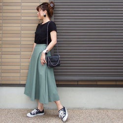 まだ暑い秋のはじまりは“黒Tシャツ”を着回す!お手本コーデ10選