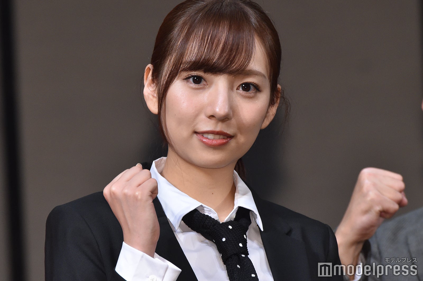 乃木坂46卒業発表の新内眞衣、“純白衣装姿”の同期ショット公開「2期生