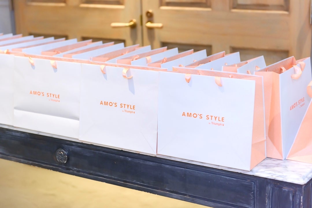 オレンジがかわいい「アモスタイル バイ トリンプ」のショッパーでお渡し