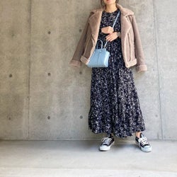花柄ロングワンピをカジュアルに!スニーカーを使ったおしゃれな着こなし