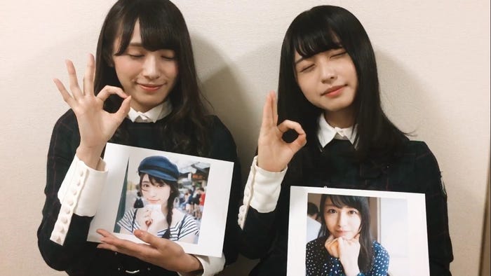 “ほとけーずポーズ”を披露する渡辺梨加、長濱ねる(提供写真)