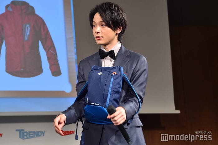 350円のリュックを前に抱える中村倫也 (C)モデルプレス