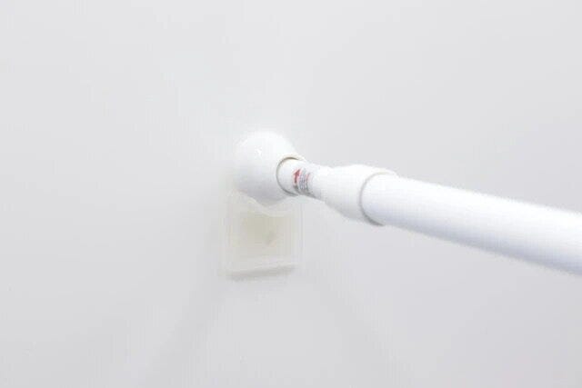 透明で目立ちにくいつっぱり棒サポートはがせる粘着　使用例