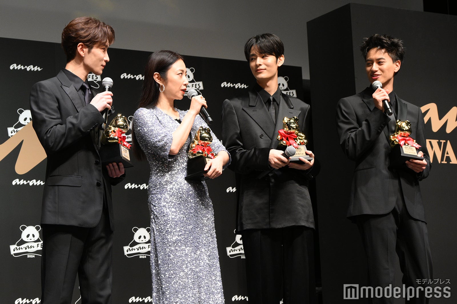 小島健の渾身ギャグ「うまキング！」を「最高！」とフォローするMEGUMI、ちゃんと聞いていなかった渡辺翔太、間に挟まれ笑顔の塩野瑛久（C）モデルプレス