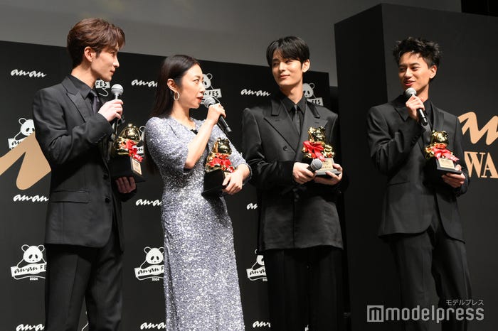 小島健の懇親ギャグ「うまキング!」を「最高!」とフォローするMEGUMI、ちゃんと聞いていなかった渡辺翔太、間に挟まれ笑顔の塩野瑛久(C)モデルプレス