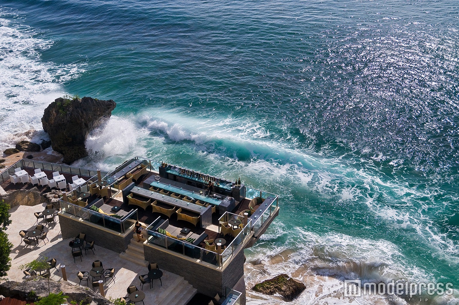 バリ島「ロックバー」の絶景に感動！断崖絶壁にある非日常空間へ＜体験レポ＞ - 女子旅プレス