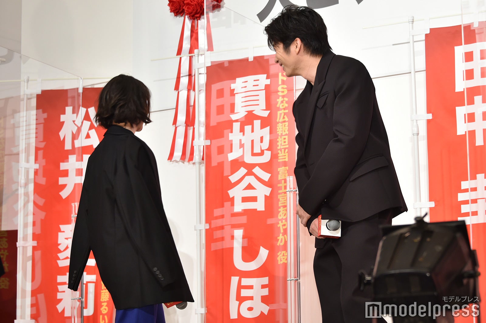 貫地谷しほりの役柄説明に「ドS」と書かれているのを見つけた田中圭（C）モデルプレス