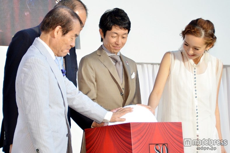 カウントダウンクロック点灯の様子（左から杉本清アナウンサー、日本中央競馬会土川健之理事長、武豊騎手、優木まおみ）