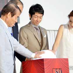 カウントダウンクロック点灯の様子(左から杉本清アナウンサー、日本中央競馬会土川健之理事長、武豊騎手、優木まおみ)