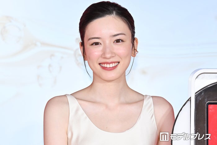 永野芽郁、美肌輝くヌーディーカラーのドレス姿 目指すのは「想定外の透明感」