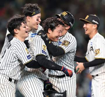 阪神・大山「入ってくれ」11回にチーム救うサヨナラ弾「すごく気持ちいい」首位陥落阻止、2位巨人に0.5差リード