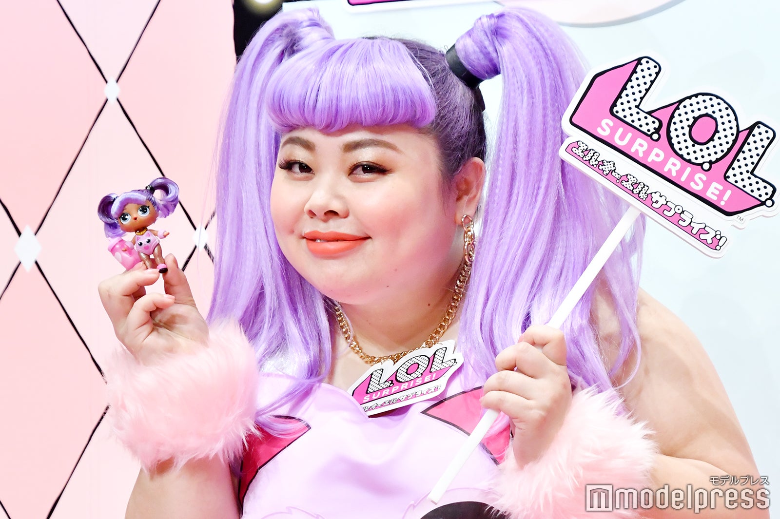 髪を切る前の渡辺直美（C）モデルプレス