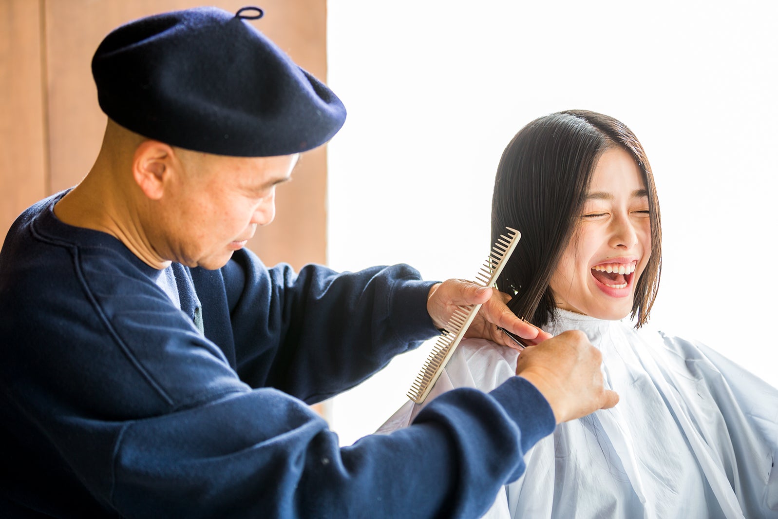 ヘアカットの様子「mina」4月号より／寺田茉布（LOVABLE）画像提供：所属事務所