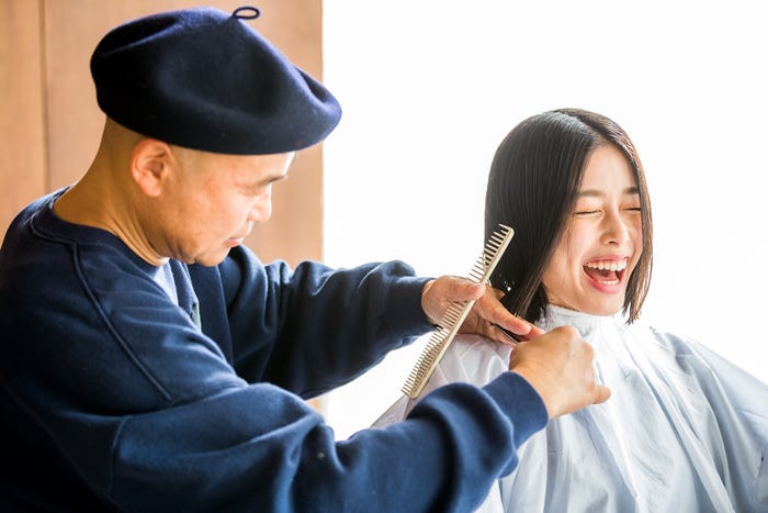 ヘアカットの様子「mina」4月号より/寺田茉布(LOVABLE)画像提供:所属事務所