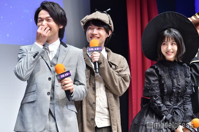 ステッキを落としてしまったことが忘れられず取り乱す中村倫也(左)を笑って見ている神木隆之介(中央)、浜辺美波(右)(C)モデルプレス