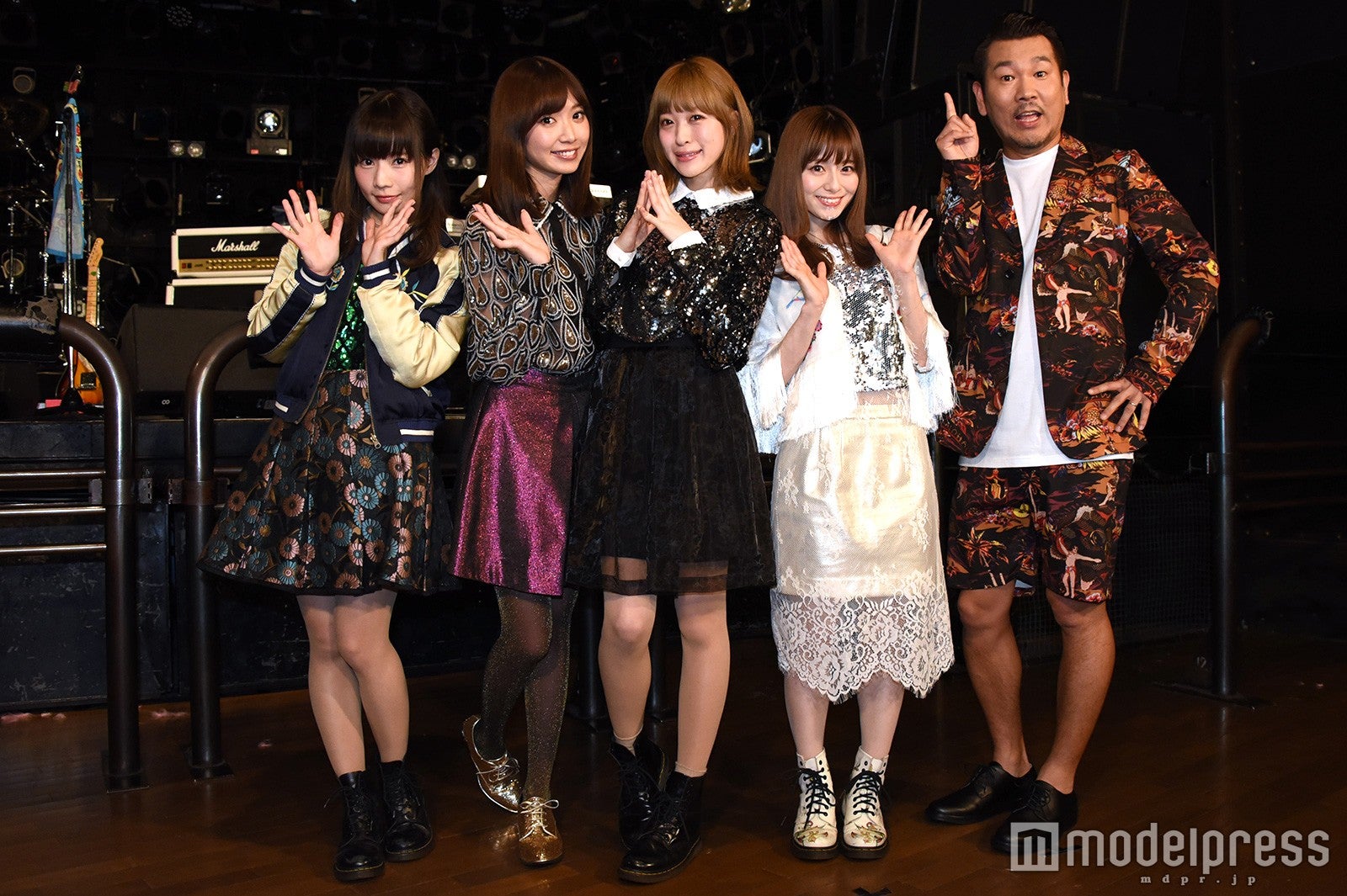 あいにゃん（山内あいな）、ひなんちゅ（梅村妃奈子）、すぅ（吉田菫）、ゆかるん（黒坂優香子）、藤本敏史 （C）モデルプレス