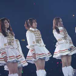 前田の卒業を惜しみ涙するメンバーたち(C)AKS