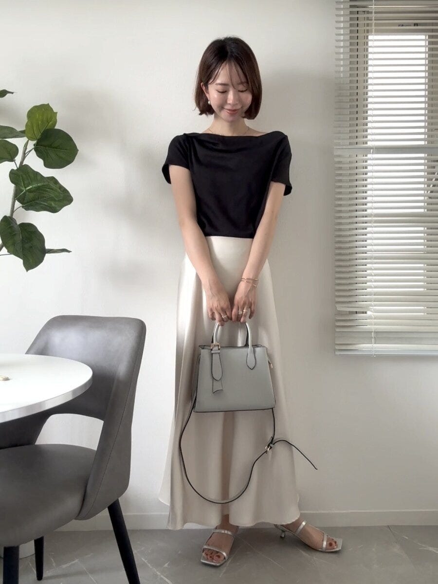 黒のドレープネックTとサテンスカートの上品コーデ