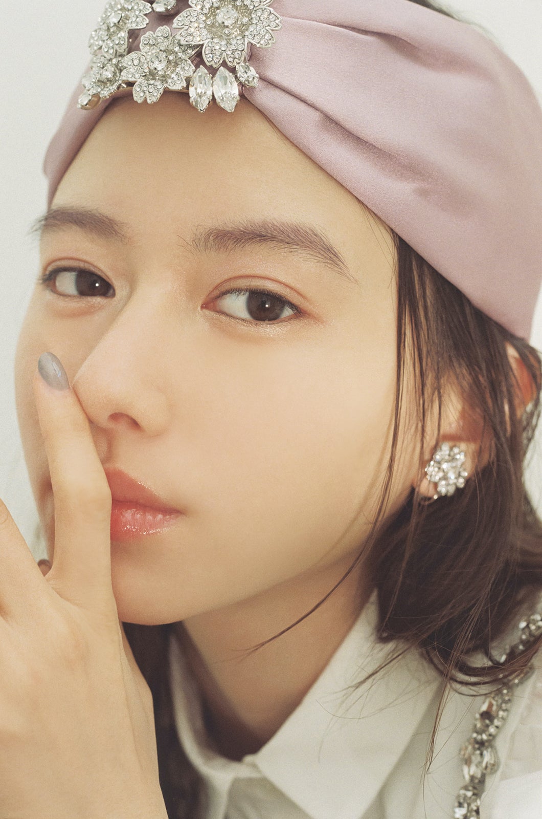 山本舞香の眼差しにうっとり 春メイクで多彩な表情魅せる