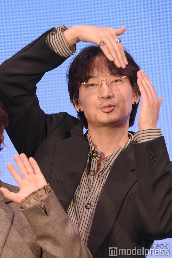 「まる」ポーズをする綾野剛（C）モデルプレス