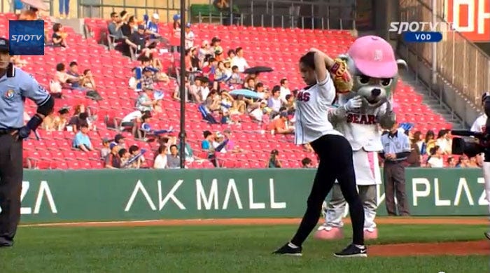 イリュージョン投法を見せるシン・スジ(KBS N SPORTS YouTubeより)