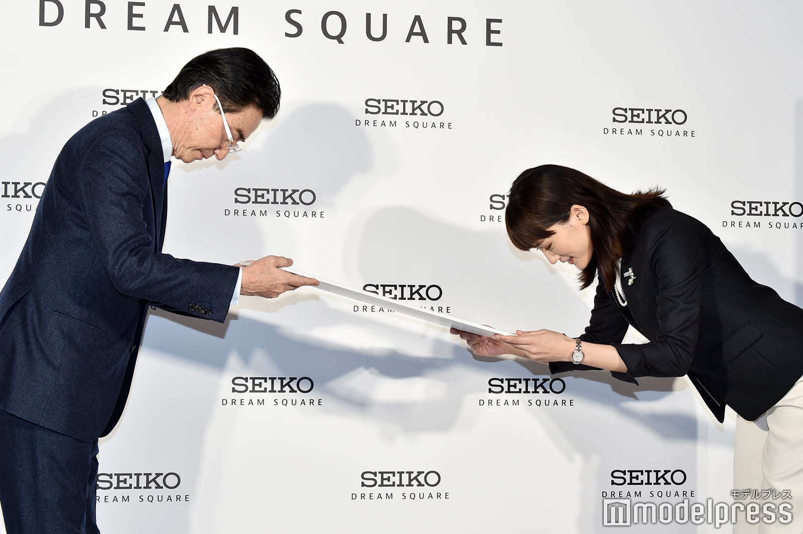 （右）綾瀬はるか（C）モデルプレス