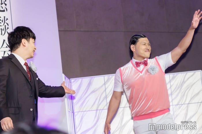 手を振る春日俊彰(右)、進むことを促す若林正恭(左)(C)モデルプレス