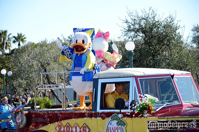 新年をお祝いするドナルド、デイジー（C）モデルプレス