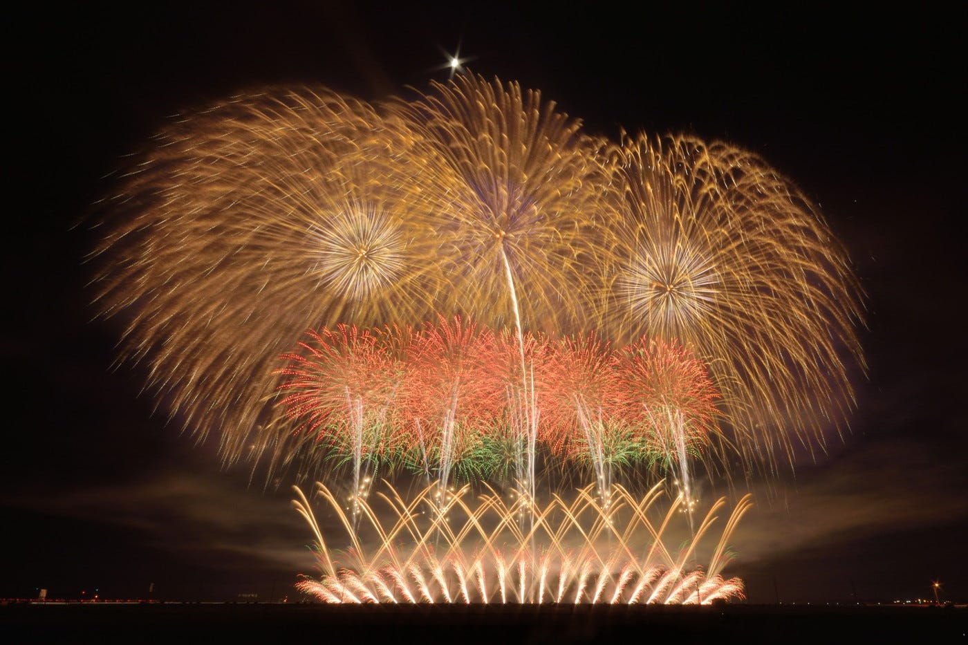 茨城で花火大会「常総新花火」鮮やかなミュージックスターマインが秋空染める