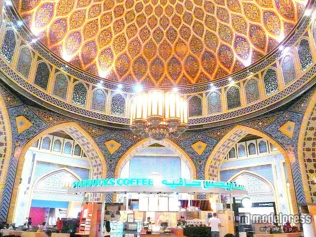 「イブン・バトゥータ・モール」の“世界一美しい”と称される「スターバックス」／photo by lin daud