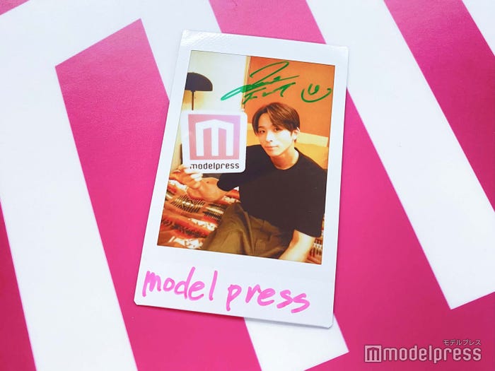 澤本夏輝の直筆サイン入りチェキ(C)モデルプレス