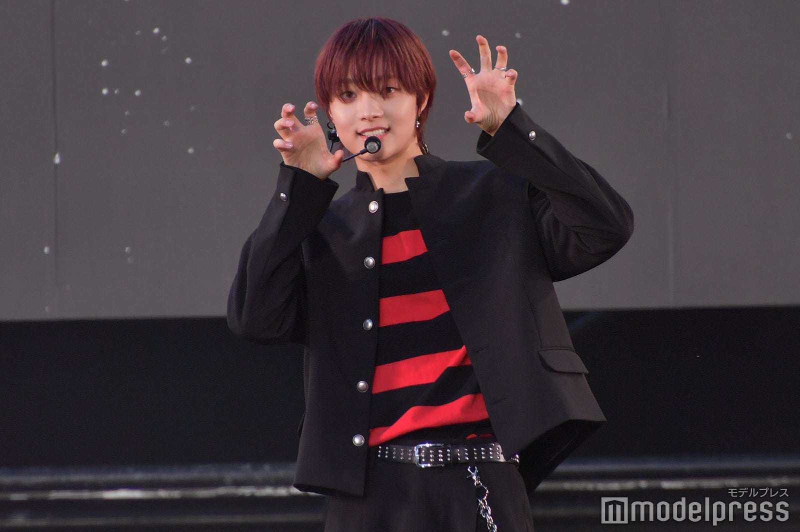 狼ポーズをするEJ／&TEAM（C）モデルプレス