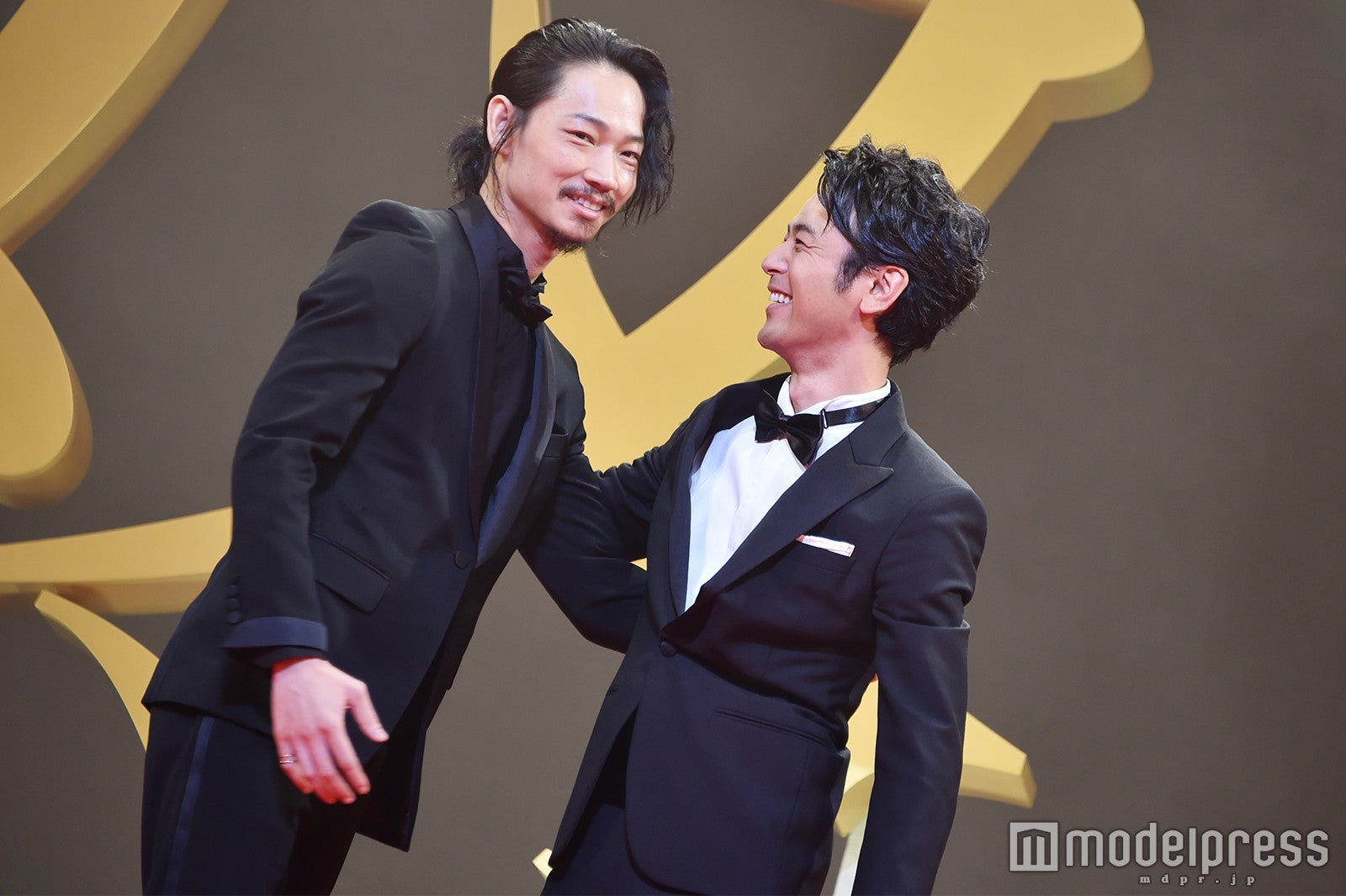 綾野剛と妻夫木聡 （C）モデルプレス