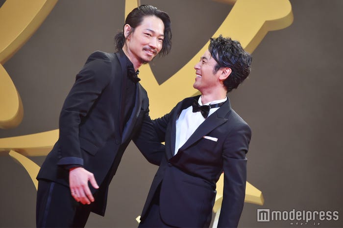 ハグを交わす綾野剛と妻夫木聡 (C)モデルプレス