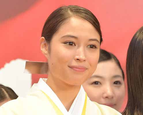 広瀬アリス、巫女姿でレッドカーペット 華やかオーラ放つ<第30回東京国際映画祭>