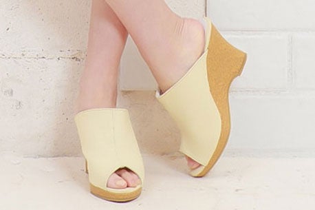 美脚ウェッジミュールサンダル「salus」999円（税込）