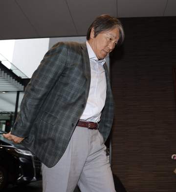 巨人 松井秀喜新監督がジャイアンツ球場電撃訪問 チェック柄のグレージャケット姿 残留組練習を視察