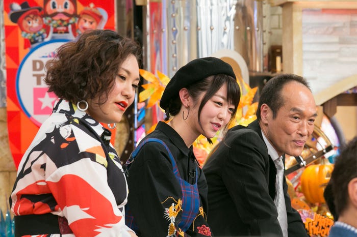 峯岸みなみ(中央)/写真提供:読売テレビ