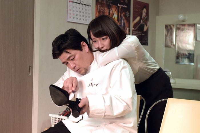 富澤たけし(サンドウィッチマン)、吉岡里帆/「カルテット」第9話より(C)TBS