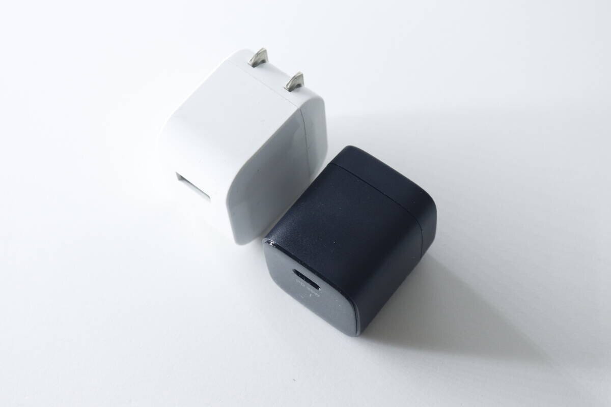 白い充電器とダイソーGaN充電器を並べたサイズ比較 白い充電器とダイソーGaN充電器を並べたサイズ比較
