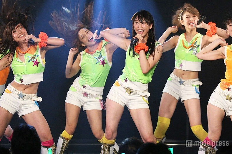 『手をつなぎながら』を全力パフォーマンス（C）AKS