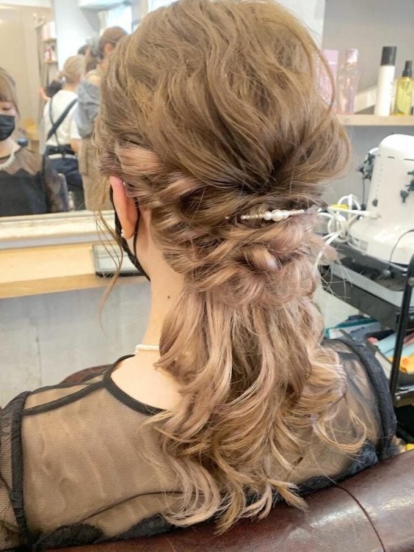 結婚式のお呼ばれヘアは上品なハーフアップで マナーを守った大人おしゃれな髪型 モデルプレス