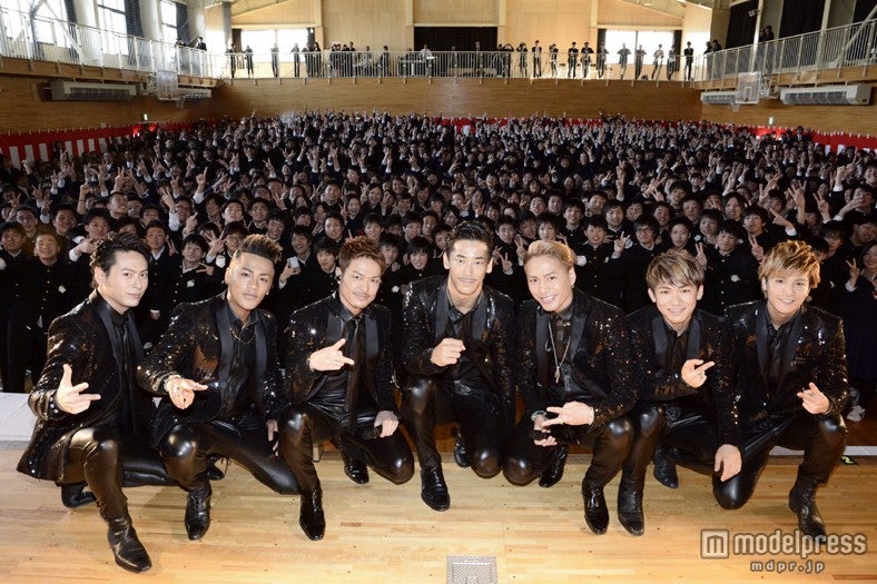 三代目JSB、メンバー母校の卒業式でサプライズライブ　涙を流す生徒も