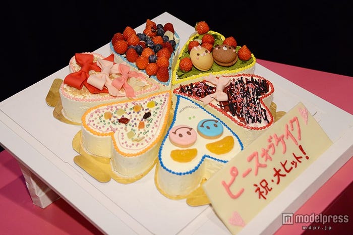 キャスト陣がデコレーションしたケーキ