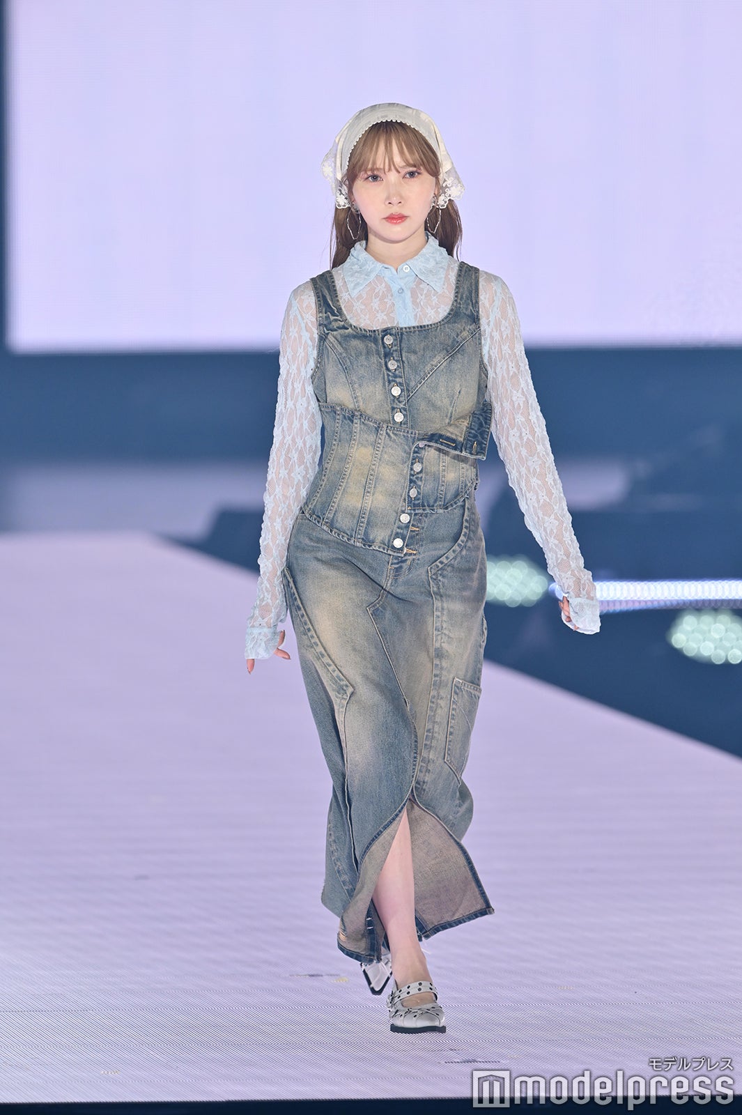 元日向坂46加藤史帆、センタースリットから色白美脚チラリ